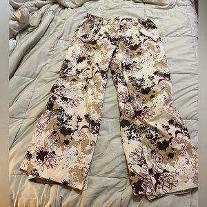 POWDER ROOM Women’s Floral Camouflage Snowboard Snow pants - sz L
